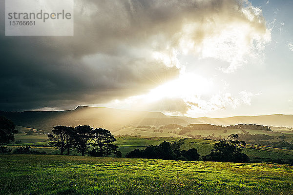Sonnenaufgang Wolken über idyllischen ländlichen grünen Landschaft Kiama Australien