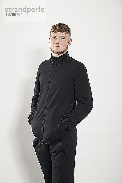 Porträt selbstbewusster junger Mann in schwarzer Jacke
