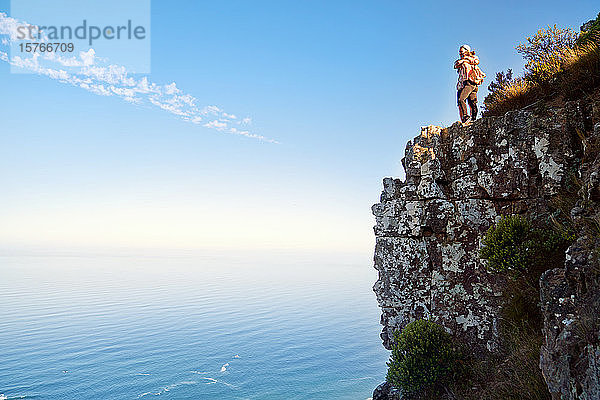 Paar umarmt auf Klippe über sonnigen Ozean Kapstadt Südafrika