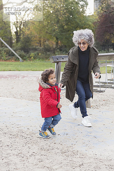 Großmutter und Enkel laufen im Park