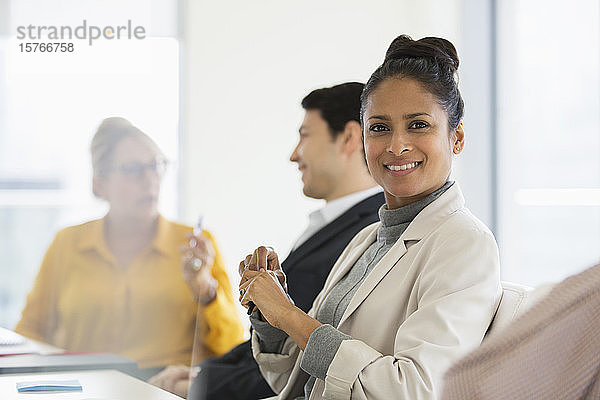 Porträt einer lächelnden  selbstbewussten Geschäftsfrau in einem Konferenzraum