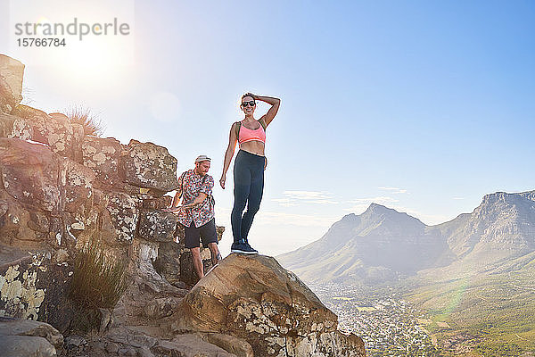 Porträt glückliche junge Frau Wandern sonnigen Klippe Kapstadt Südafrika