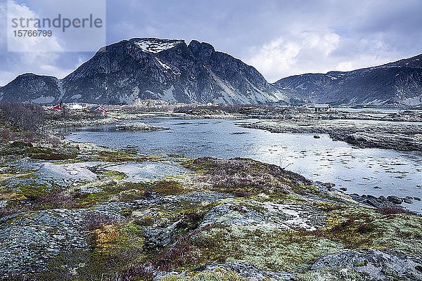 Ruhige Aussicht auf Berge und Fjord Landraget Lofoten Norwegen