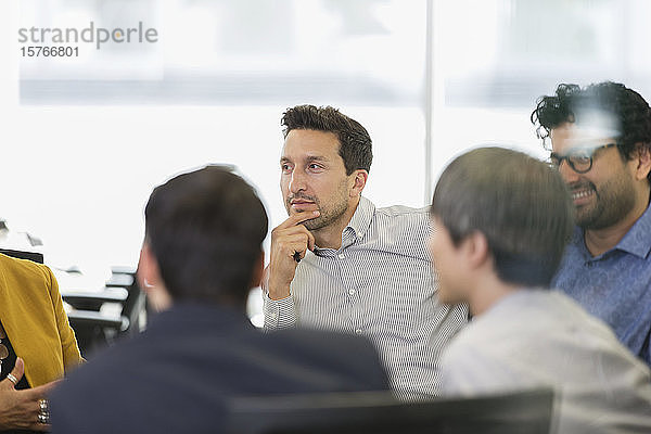 Konzentriertes Zuhören eines Geschäftsmannes in einem Konferenzraum