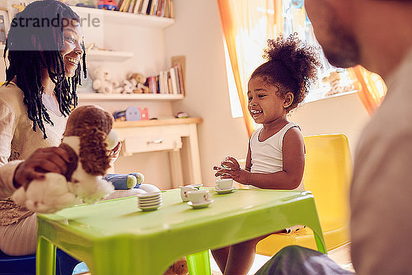 Mutter und Tochter spielen mit Plüschtier