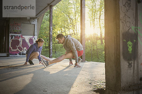 Läufer  die sich in einem verlassenen Gebäude die Beine vertreten