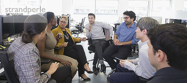 Geschäftsleute im Gespräch  Treffen im Großraumbüro