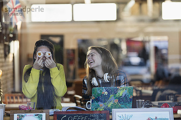 Porträt spielerische junge Studentinnen studieren in Cafe Fenster