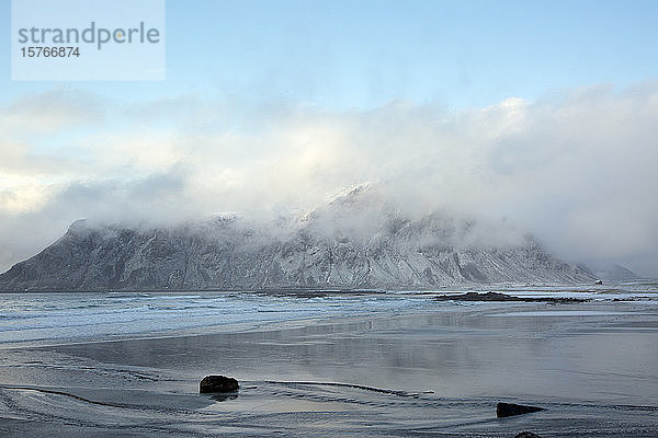 Wolken über schneebedecktem Bergmeer Skagsanden Lofoten Norwegen