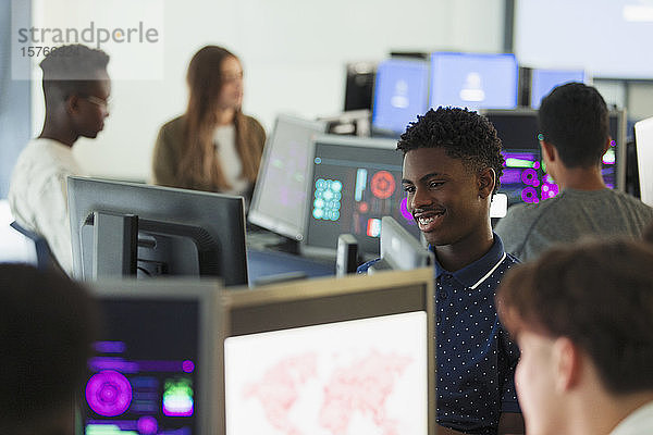 Schüler der Mittelstufe benutzen Computer im Computerraum