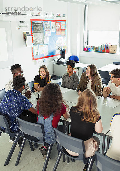 Gymnasiasten unterhalten sich während eines Debattierkurses im Klassenzimmer