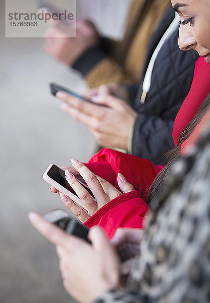 Junge Erwachsene nutzen Smartphones