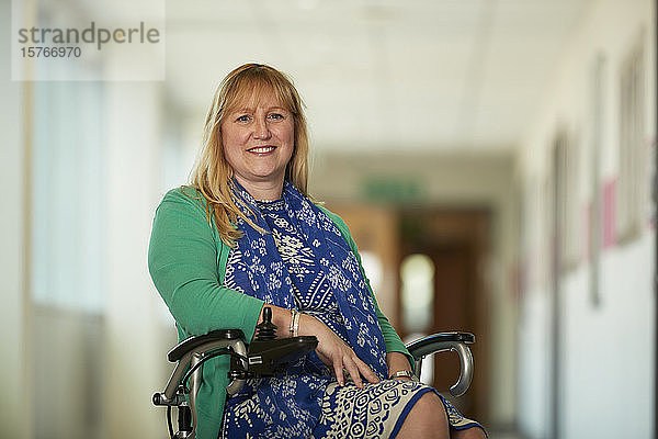 Porträt selbstbewusste Frau im Rollstuhl im Korridor