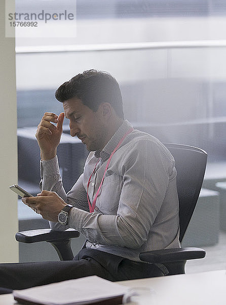 Geschäftsmann benutzt Smartphone im Büro