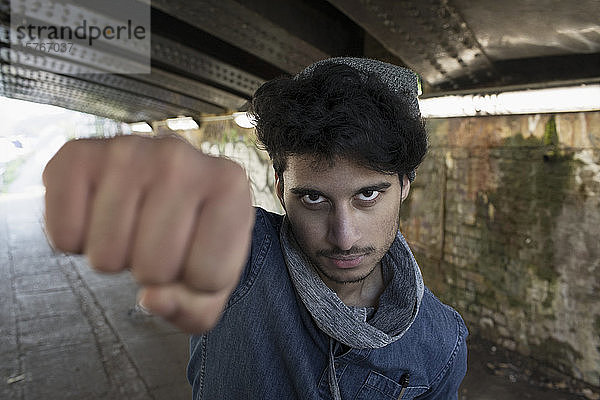 Porträt harter junger Mann beim Stanzen in einem städtischen Tunnel