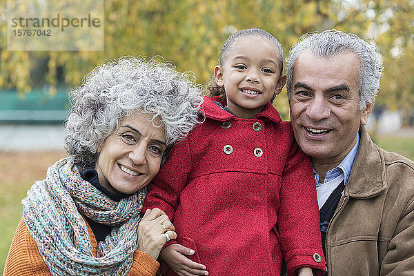 Porträt lächelnde Großeltern mit Enkelin