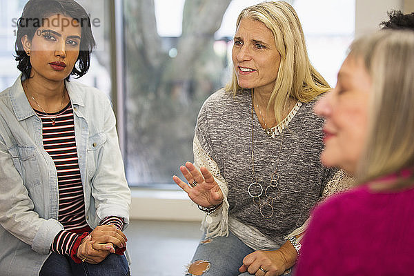 Frauen im Gesprächskreis der Selbsthilfegruppe