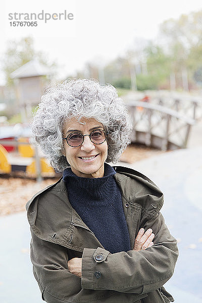 Porträt lächelnde  selbstbewusste ältere Frau