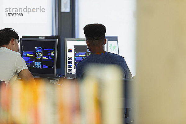 Schüler der Mittelstufe benutzen Computer im Computerraum