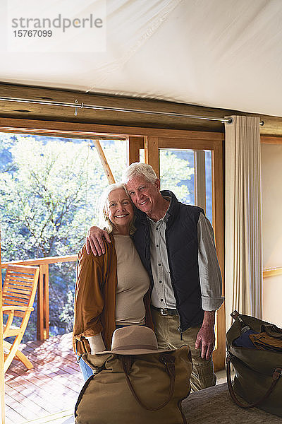 Porträt glückliches älteres Paar  das sich im Hotelzimmer umarmt