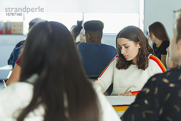 Konzentrierte Schülerin beim Lernen im Klassenzimmer