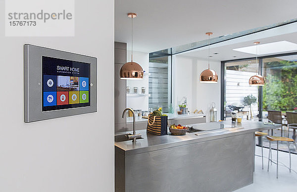 Smart Home Navigationssystem an der Wand in der Küche