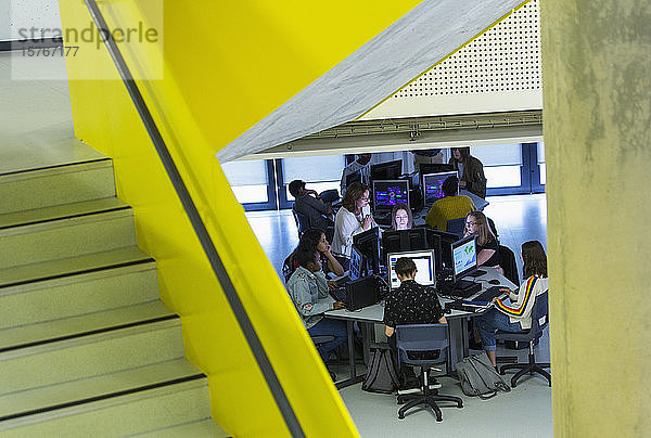 Schüler der Mittelstufe arbeiten im Computerraum an Computern