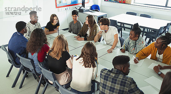Highschool-Schüler unterhalten sich im Debattierkurs am Tisch
