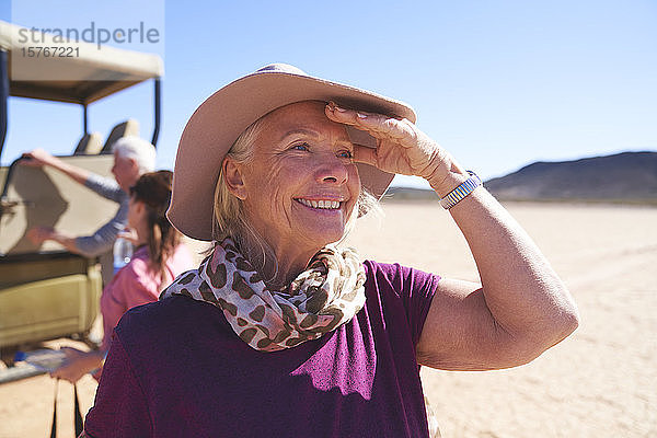 Porträt glückliche ältere Frau auf Safari