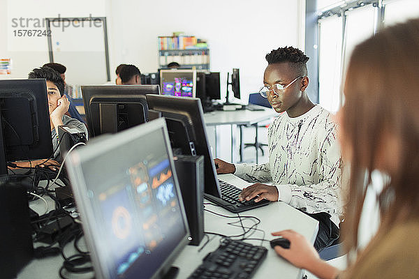 Fokussierter Schüler der Junior High School bei der Benutzung eines Computers im Computerraum