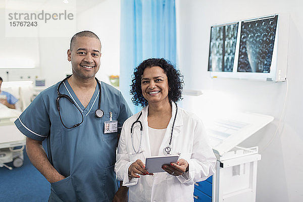 Porträt selbstbewusster Ärzte mit digitalem Tablet im Krankenhauszimmer