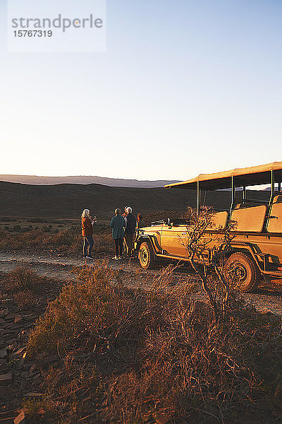 Safari-Gruppe und Geländewagen auf der Sunset Road in Südafrika
