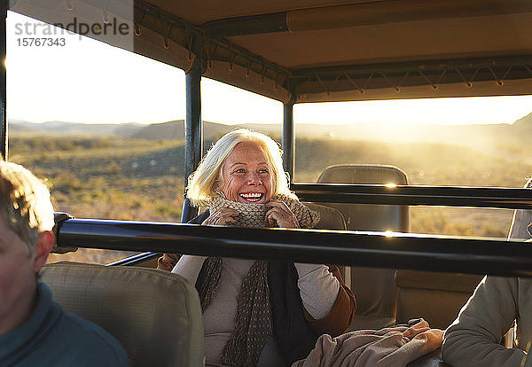 Glückliche ältere Frau auf Safari in einem Geländewagen