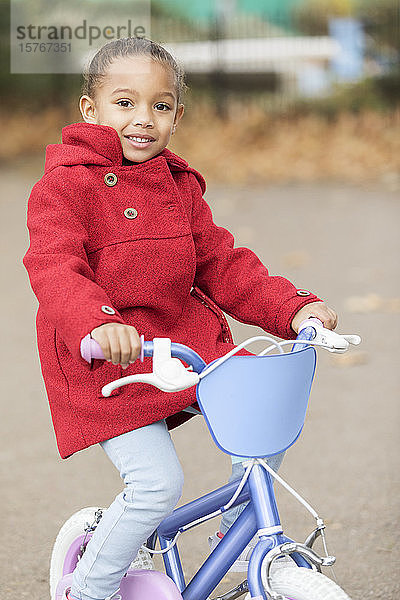Portrait lächelndes Mädchen beim Fahrradfahren