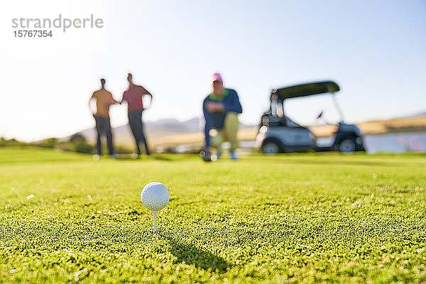 Golfball auf dem Tee bei sonnigem Abschlagplatz