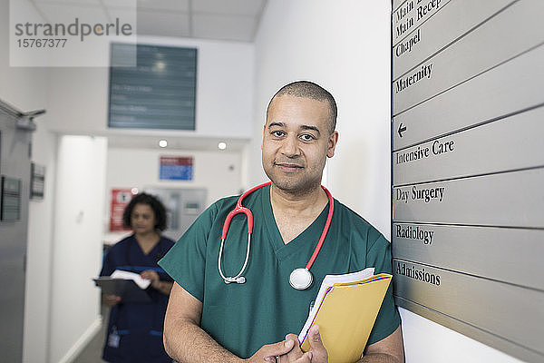 Porträt eines selbstbewussten männlichen Chirurgen im Krankenhauskorridor