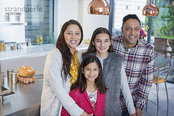 Porträt einer glücklichen Familie in der Küche