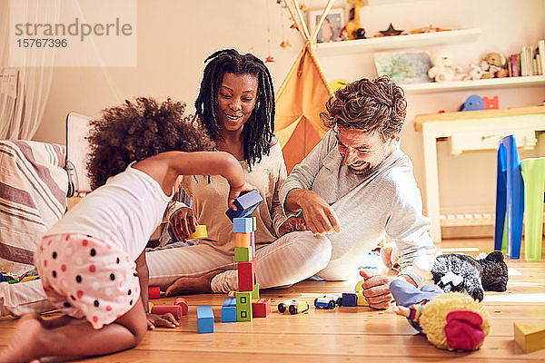 Junge Familie spielt mit Holzklötzen