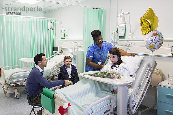 Krankenschwester passt Kissen für Patienten auf der Krankenstation an