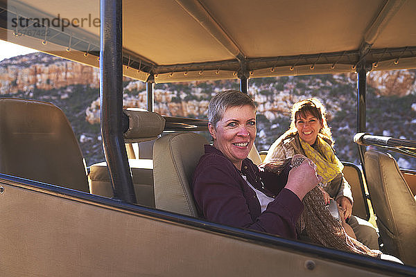 Porträt glückliche reife Frauen Freunde in Safari Geländewagen
