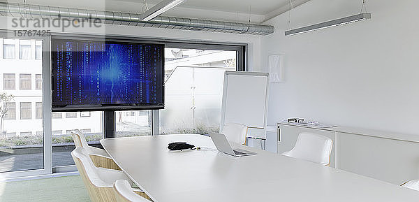 Fernsehbildschirm im modernen Konferenzraum