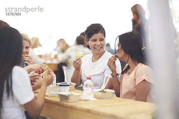 Freunde genießen das Mittagessen auf dem Bauernmarkt