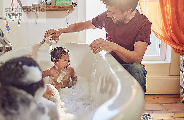 Vater gibt spielerischen Vater gibt Kleinkind Töchter Bad