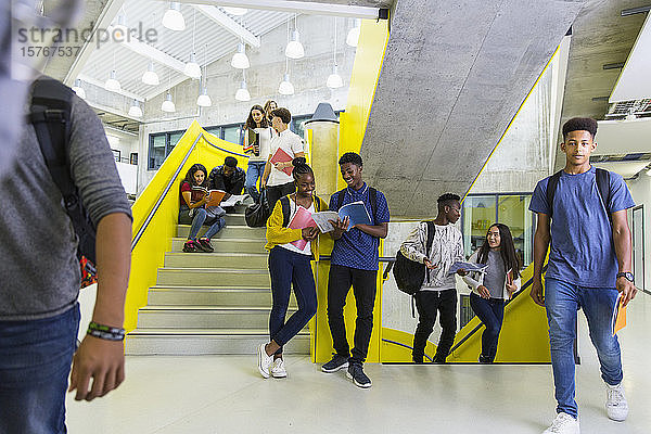 Schüler der Junior High hängen auf der Treppe herum