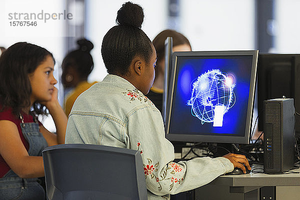 Schülerin der Junior High an einem Computer im Computerraum