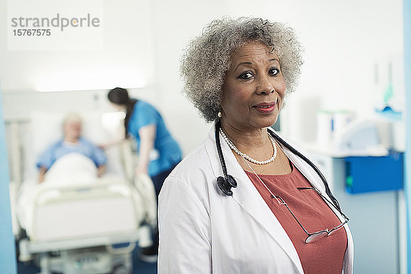 Porträt zuversichtlich älterer weiblicher Arzt im Krankenhaus Zimmer