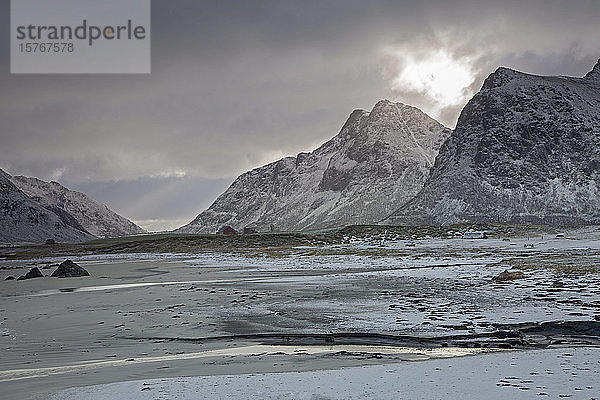 Ruhige schneebedeckte Berge Skagsanden Lofoten Norwegen