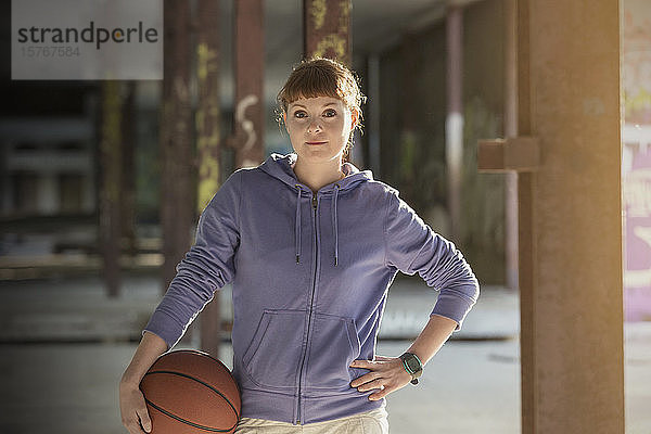Porträt selbstbewusste junge Frau mit Basketball