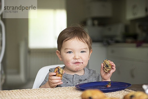 Portrait süßes Kleinkind Mädchen essen unordentlich Muffin