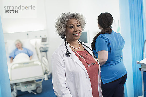 Porträt selbstbewusster weiblicher Oberarzt im Krankenhauszimmer